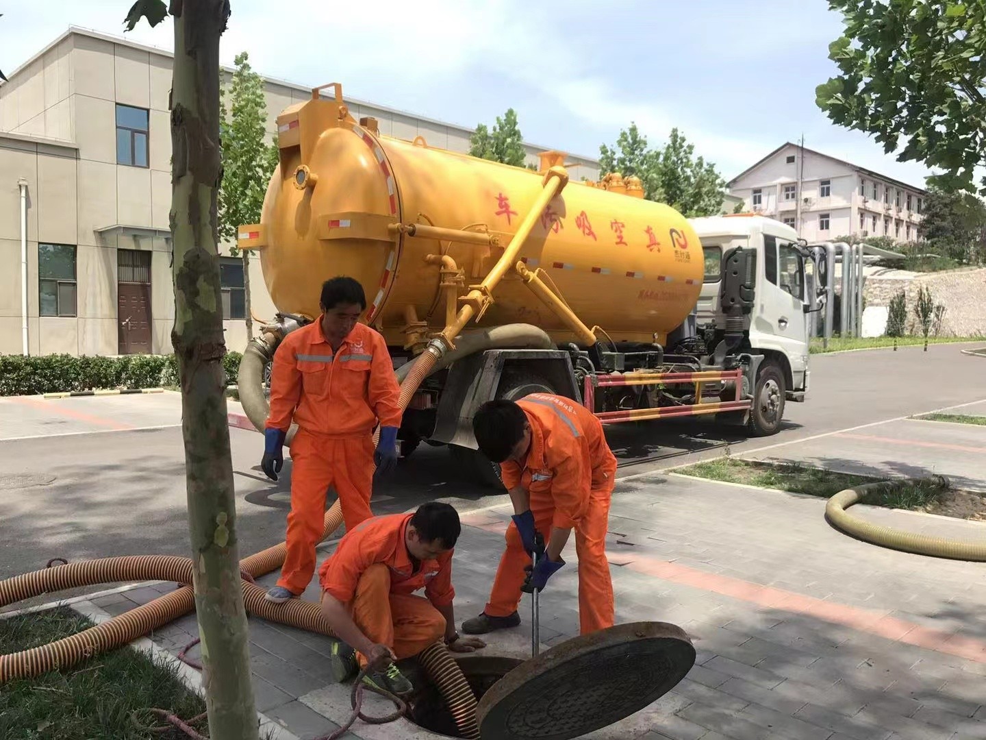 泉港管道疏通车停在窨井附近