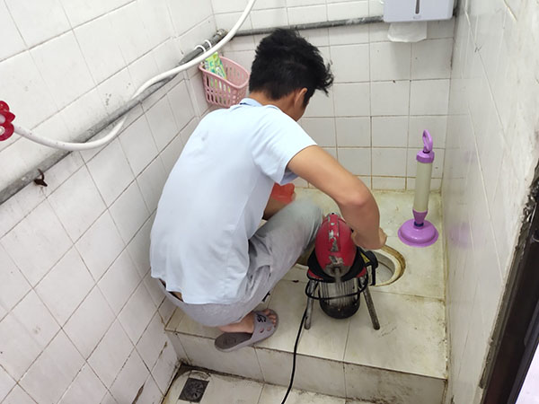 泉港管道堵塞冒臭气 专业师傅现场解决问题