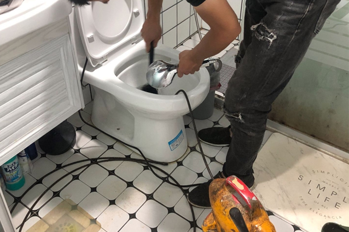 泉港马桶堵塞自己疏通还是找师傅？专业上门服务让你省时更省心