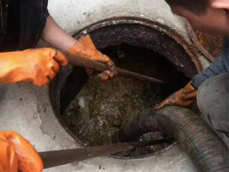 泉港清理化粪池时如何避免沼气的危害？